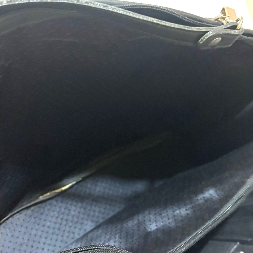 Elegant Black Leather Handbag - Picture 7 of 9